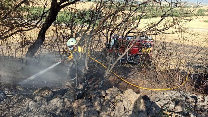 La chispa de una cosechadora quema un campo de cereal en Añorbe